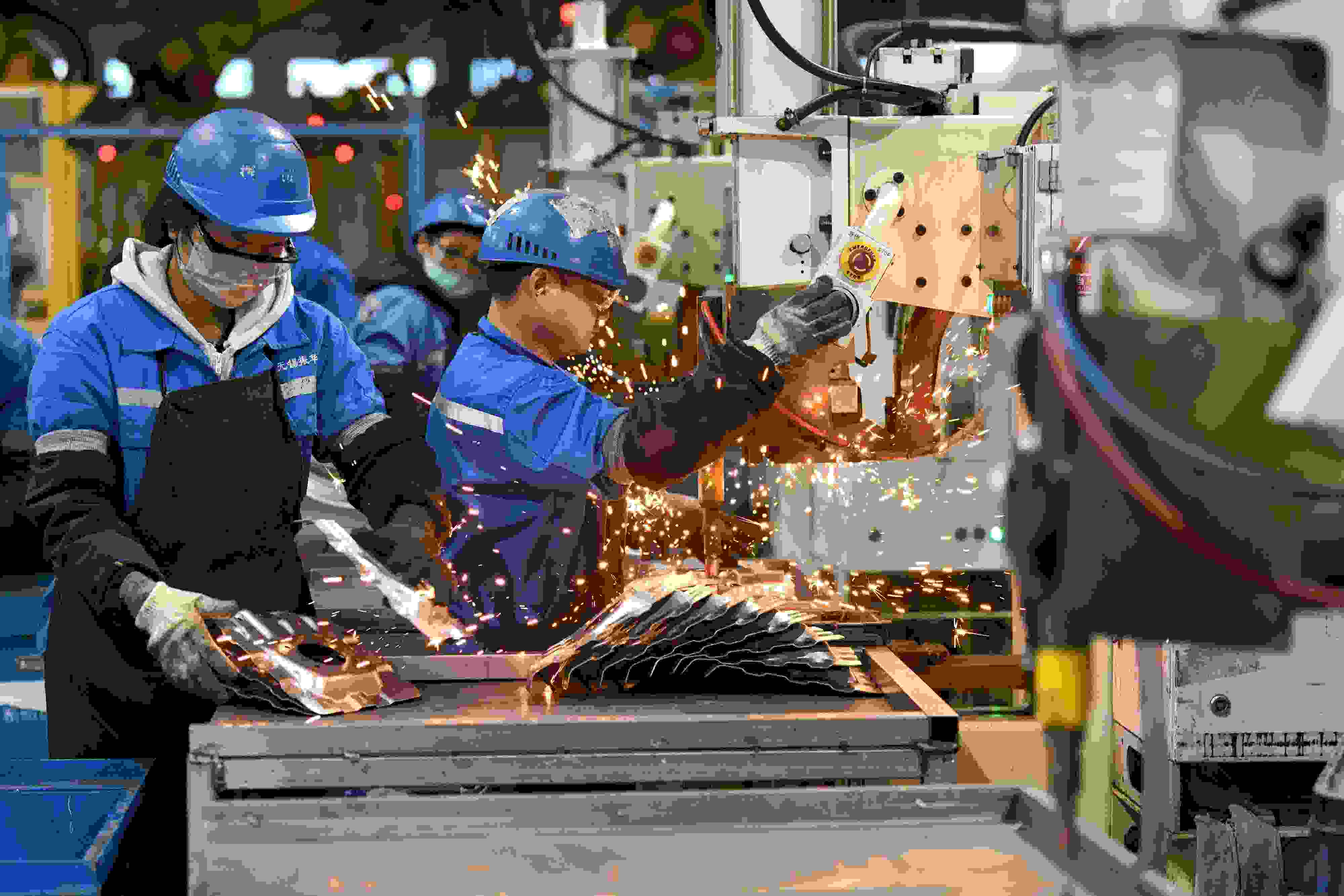 2023年2月7日，福建省寧德市蕉城區(qū)一家汽車零部件生產(chǎn)企業(yè)的生產(chǎn)線上一派繁忙景象。