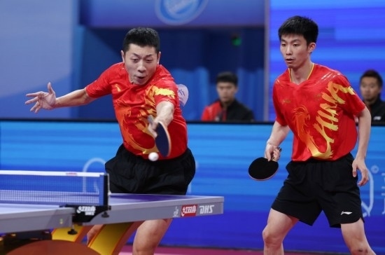 10月18日，上海隊(duì)組合許昕（左）/周愷在雙打比賽中。他們3:0戰(zhàn)勝福建隊(duì)組合曾蓓勛/陳俊菘。新華社記者 王楷焱 攝