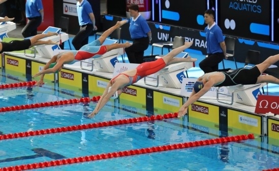 10月18日，中國選手張雨霏（右二）在女子50米自由泳預(yù)賽中出發(fā)。新華社記者 方喆 攝