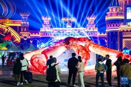 9月19日，游客在吉林省琿春市的2024琿春帝王蟹美食嘉年華現(xiàn)場游玩。新華社記者 許暢 攝