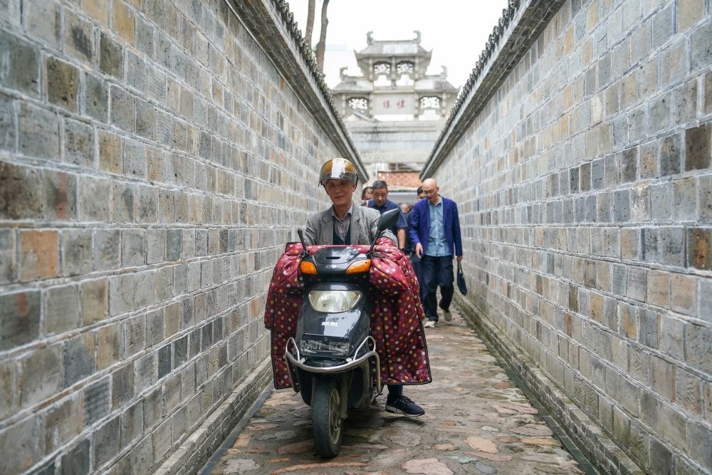 ↑市民在安徽省安慶市桐城市六尺巷通行。