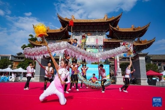 10月19日，四川師范大學舞龍隊在傳統(tǒng)舞龍項目中比賽，最終他們獲得該項目銀獎。