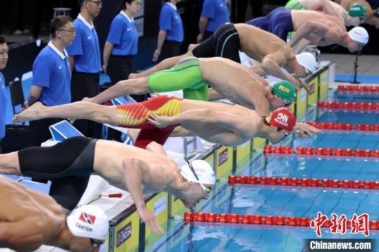 10月19日晚，2024年世界泳聯(lián)游泳世界杯上海站結(jié)束第二個(gè)比賽日的爭奪。圖為中國選手潘展樂(左三)在男子100米自由泳決賽中。 中新社記者 湯彥俊 攝