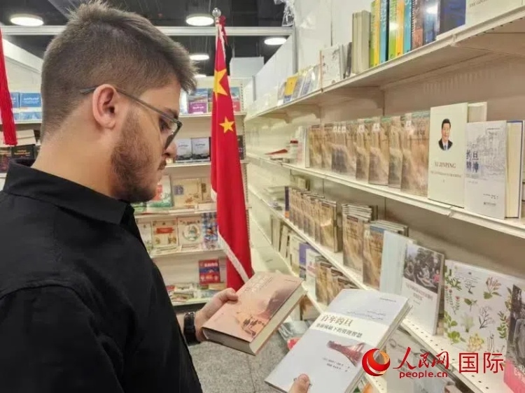 第二十三屆約旦安曼國際書展于10月10日至19日在約旦展覽中心舉行，約旦政府和民間各界人士在中國展臺翻閱圖書，熱烈交流互動，感受中華文化之美。人民網記者 李瀟攝