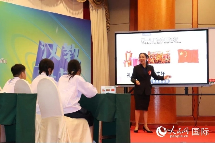泰國本土中文教師參賽者現(xiàn)場授課。人民網(wǎng)實(shí)習(xí)生 姚欣可攝