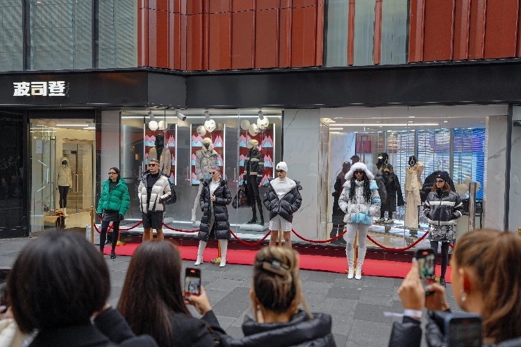 模特在波司登倫敦旗艦店門前展示新款羽絨服。主辦方供圖