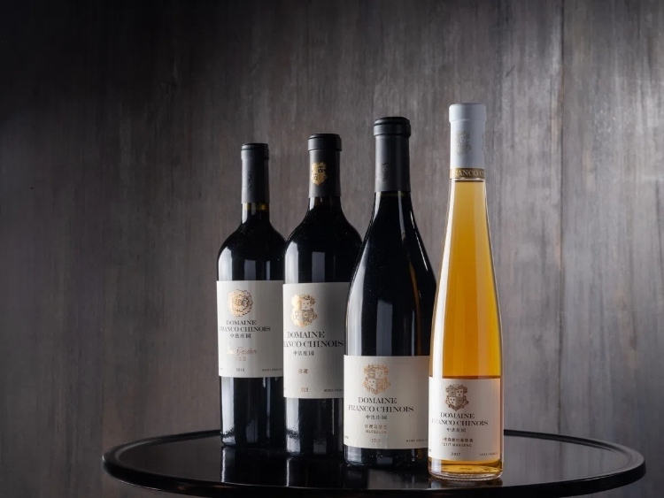 活動現(xiàn)場推介了懷來中法莊園珍藏馬瑟蘭干紅、小芒森甜白等優(yōu)質(zhì)葡萄酒。主辦方供圖