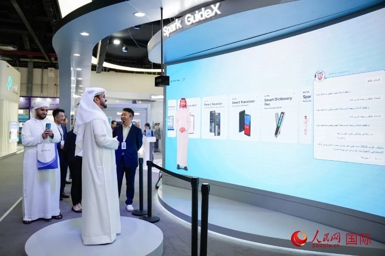 觀眾在科大訊飛展臺(tái)與虛擬人對(duì)話。人民網(wǎng) 塔里克·易卜拉欣攝