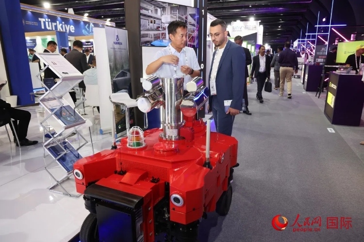 觀眾了解北京眸視科技有限公司研發(fā)的巡檢機(jī)器人。人民網(wǎng)記者 任皓宇攝