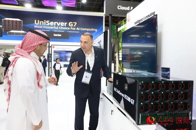 觀眾了解新華三集團(tuán)展示的最新服務(wù)器產(chǎn)品。人民網(wǎng)記者 任皓宇攝