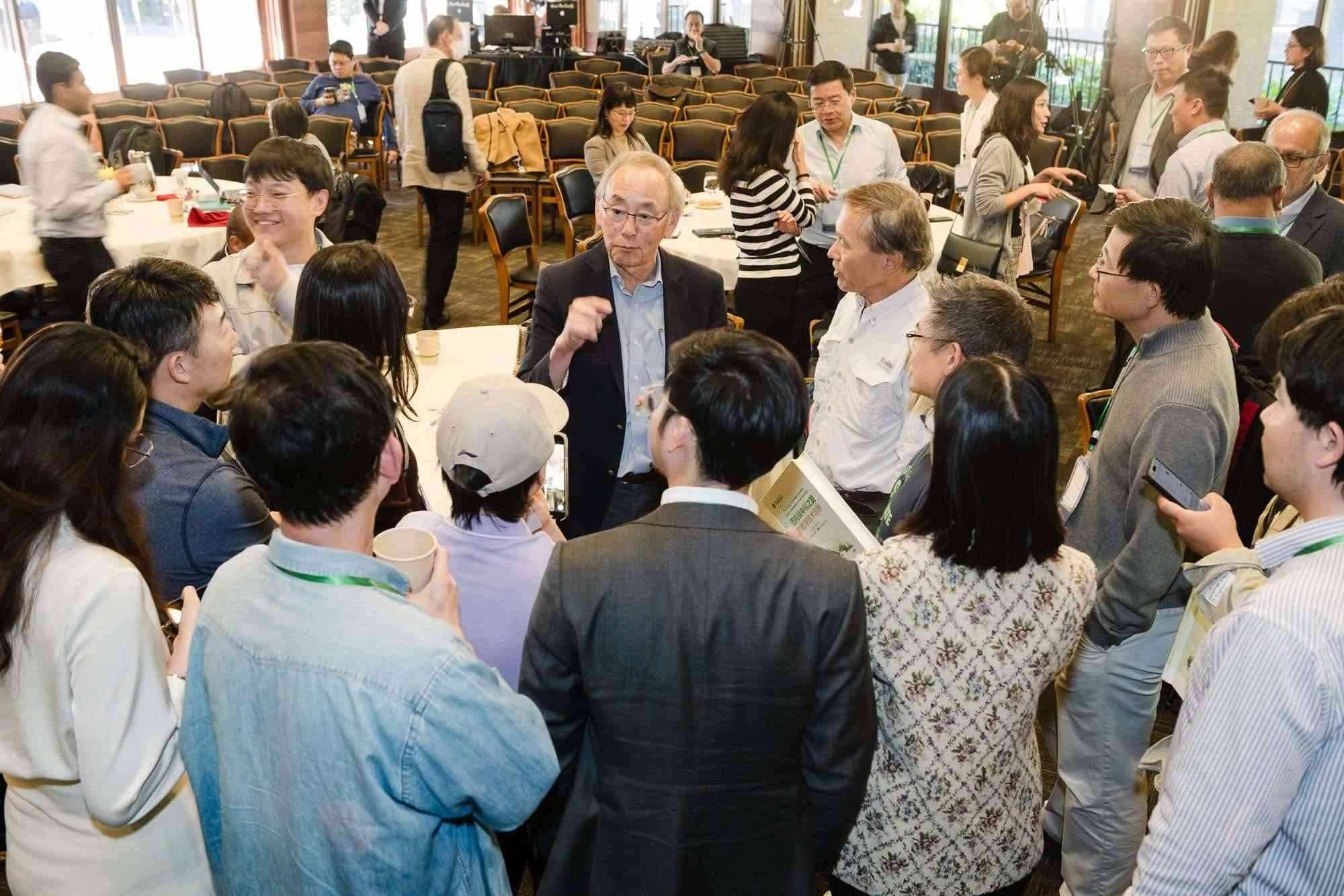 美國前能源部長、諾獎(jiǎng)得主朱棣文教授在會(huì)場(chǎng)與參會(huì)者交流。馮超攝