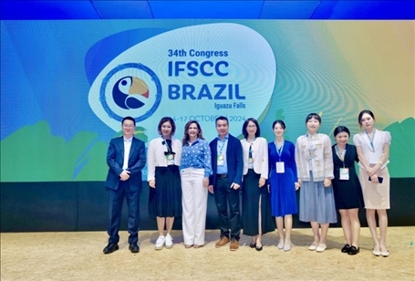 百雀羚集團(tuán)高層與研發(fā)團(tuán)隊(duì)。受訪方供圖