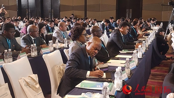 與會來賓在認真記錄。人民網(wǎng)記者 萬宇攝