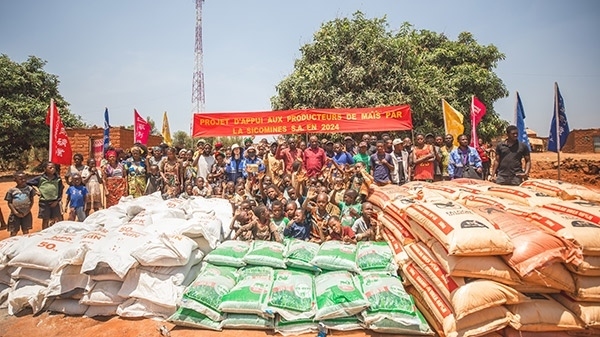 華剛礦業(yè)向當(dāng)?shù)鼐栀?zèng)種子化肥儀式現(xiàn)場(chǎng)。中鐵資源供圖