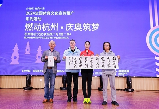 王麗萍與藝術(shù)家們共同創(chuàng)作主題作品。主辦方供圖