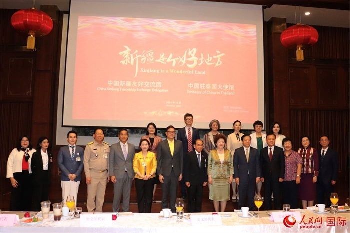 與會嘉賓合影。人民網(wǎng)實習生 姚欣可攝