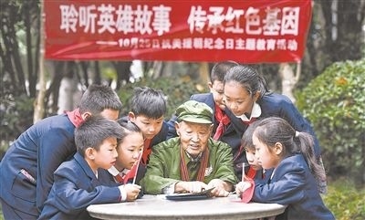 圖為89歲的抗美援朝老兵楊克美在向孩子們講述英雄故事。徐偉攝