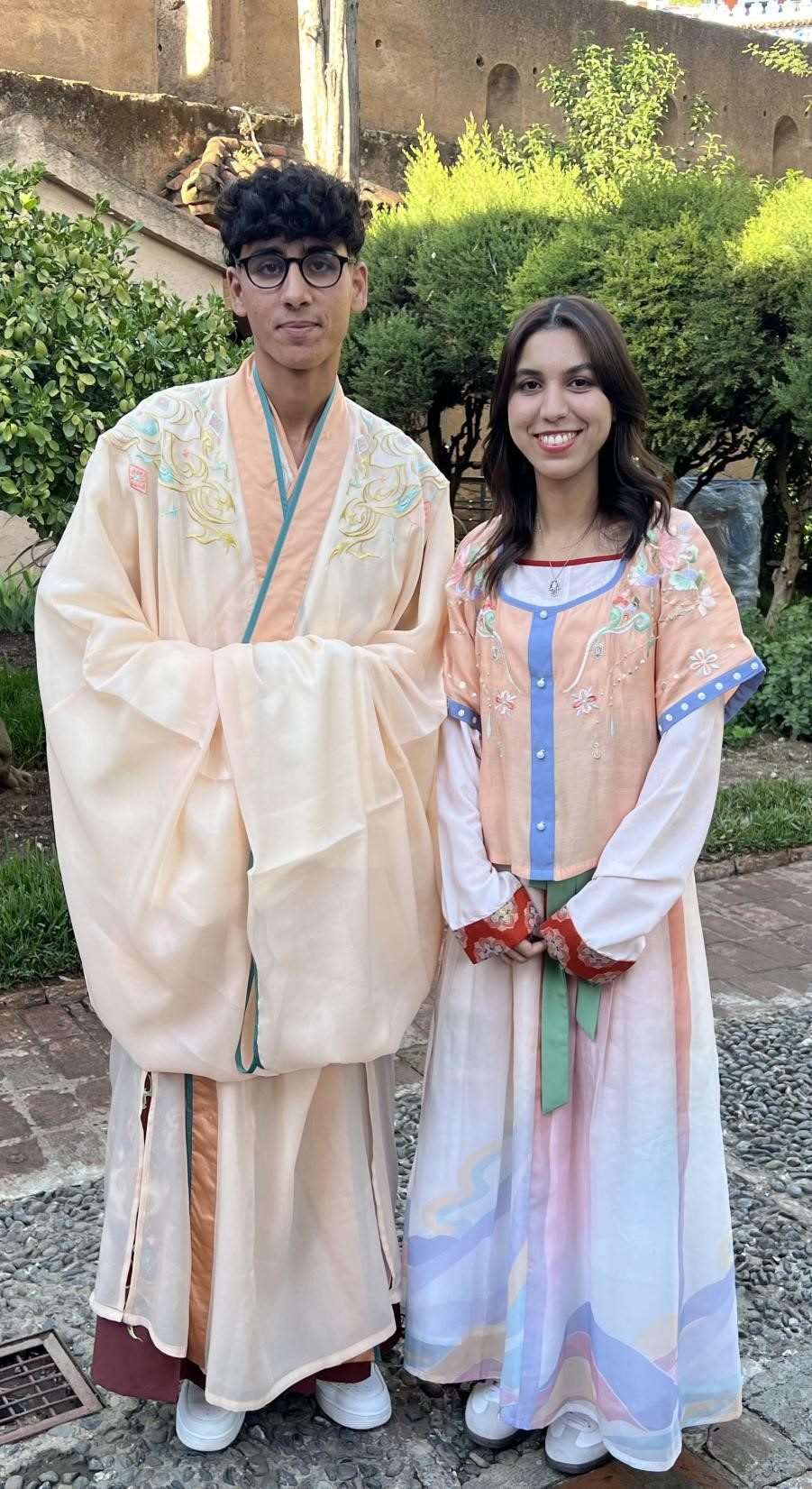 兩位青年試穿中國古代服裝。拉巴特中國文化中心供圖