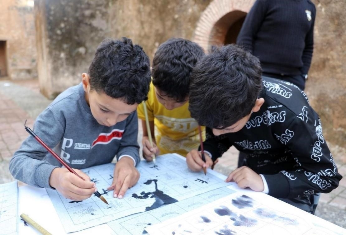 一起學(xué)書法。拉巴特中國文化中心供圖