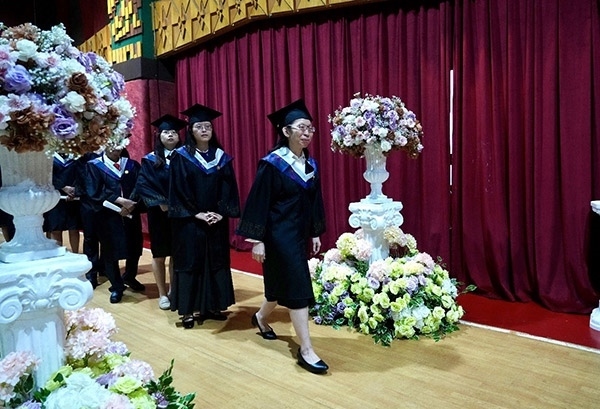 菲律賓岐黃中醫(yī)學(xué)院首屆12名畢業(yè)生順利獲得中醫(yī)相關(guān)執(zhí)業(yè)資格。人民網(wǎng)記者 樊帆攝