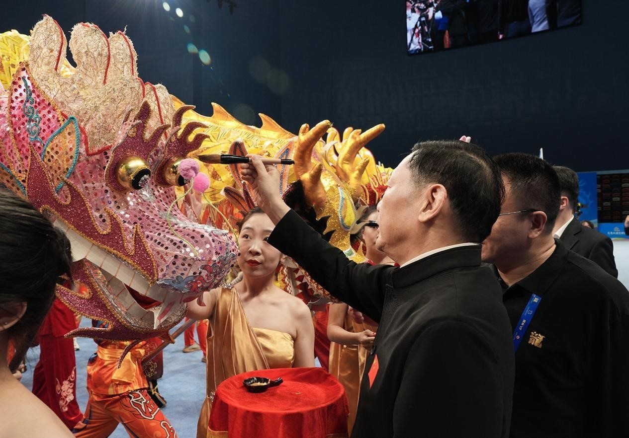 出席開賽儀式的領(lǐng)導(dǎo)及嘉賓共同為參賽龍獅隊(duì)點(diǎn)睛。（受訪者供圖）