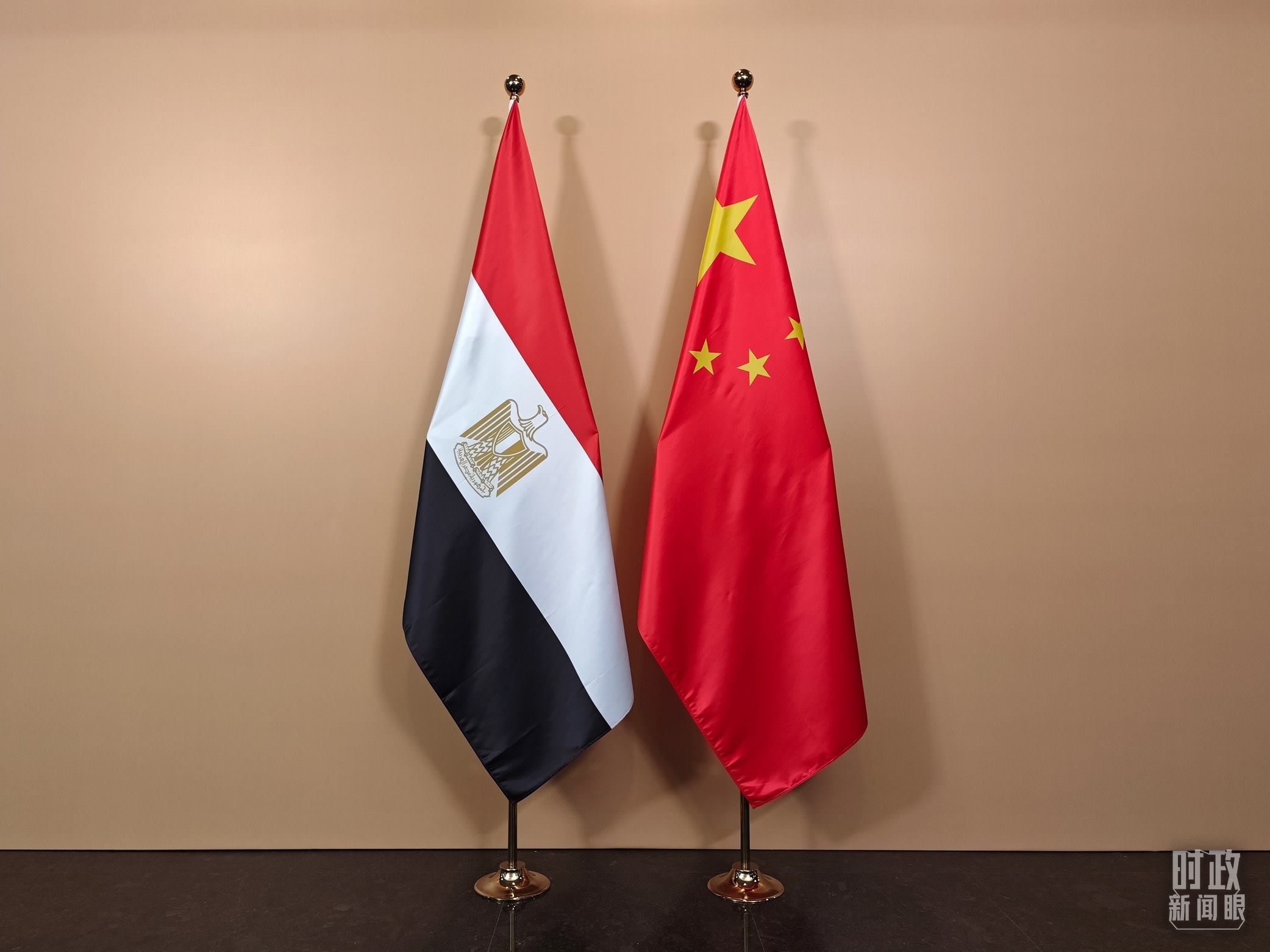 △ 會見廳外的中國埃及兩國國旗。（總臺央視記者彭漢明拍攝）