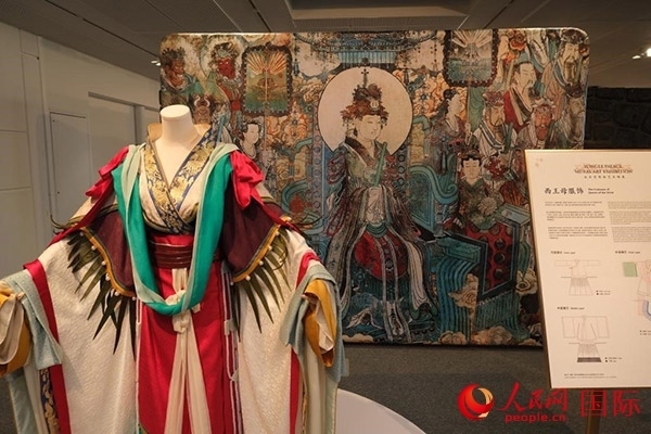 壁畫服飾的實物復(fù)刻展示。人民網(wǎng)記者 尚凱元攝