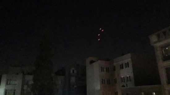  這是10月26日4點(diǎn)50分左右拍攝的德黑蘭市區(qū)。當(dāng)?shù)貢r間26日凌晨，新華社記者在伊朗首都德黑蘭多次聽到爆炸聲。新華社記者姚兵攝