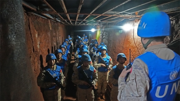 進(jìn)入地下掩體隱蔽。王軍杰攝