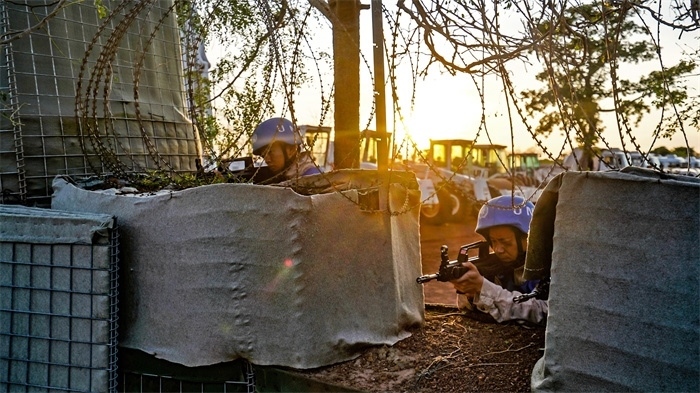 瞭望偵察一線情況。張洪奧攝