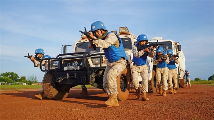 應(yīng)急分隊(duì)?wèi)?zhàn)術(shù)行進(jìn)。張洪奧攝