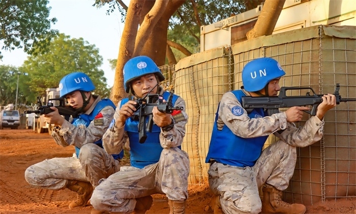 匯報(bào)一線偵察情況。王軍杰攝