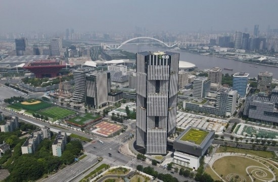 位于中國(guó)上海浦東新區(qū)世博園區(qū)的金磚國(guó)家新開(kāi)發(fā)銀行總部大樓（2022年6月17日攝，無(wú)人機(jī)照片）。新華社記者方喆攝