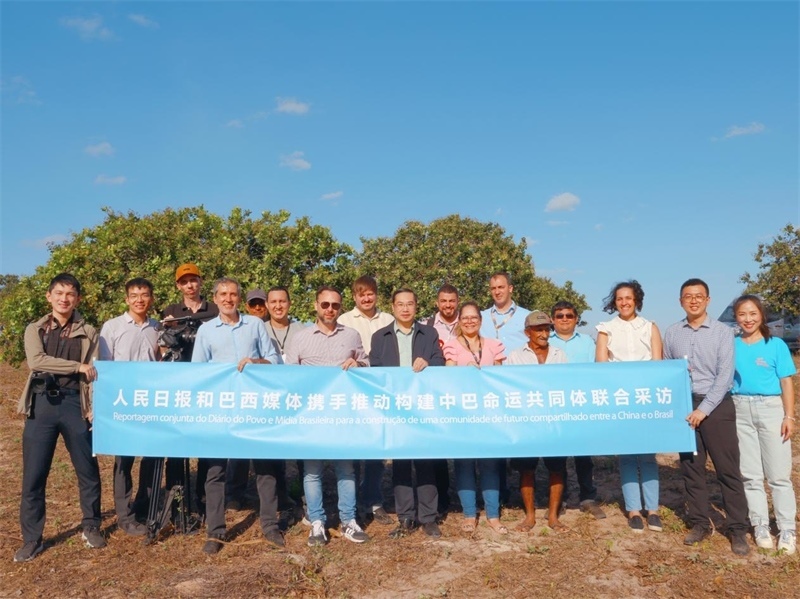 當(dāng)?shù)貢r間10月24日至25日，人民日報(bào)社攜手巴西主流媒體在巴西東北部北里奧格蘭德州開展聯(lián)合采訪，拉開了以“攜手推動構(gòu)建中巴命運(yùn)共同體”為主題的人民日報(bào)和巴西媒體聯(lián)合采訪序幕。圖為參加聯(lián)合采訪的中巴兩國記者與受益于中國企業(yè)扶貧項(xiàng)目的若昂卡馬拉市民眾合影。 人民日報(bào)和巴西媒體聯(lián)合采訪團(tuán)供圖