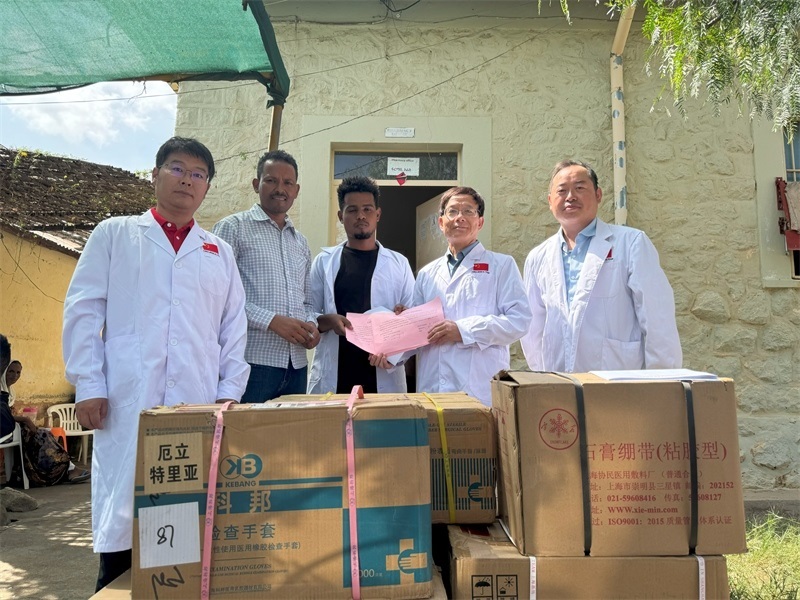 中國(guó)醫(yī)療隊(duì)向科倫醫(yī)院捐贈(zèng)藥品和醫(yī)療物資。中國(guó)第17批援厄立特里亞醫(yī)療隊(duì)供圖