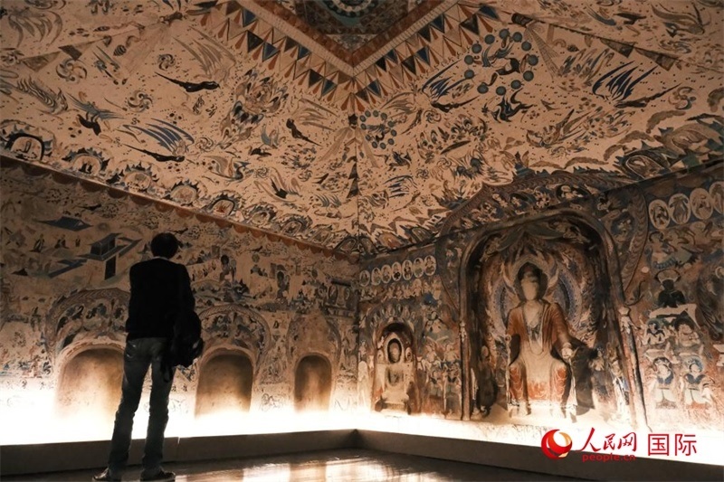 觀眾仿佛置身于數(shù)字復(fù)原的敦煌第285窟。人民網(wǎng)記者 尚凱元攝 