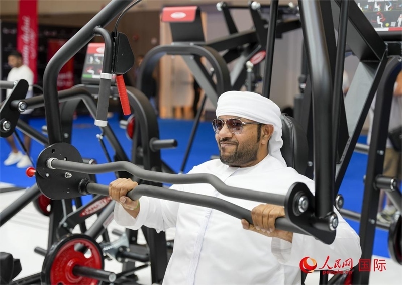 一名觀眾在體驗(yàn)健身器材。人民網(wǎng)中東中心分社塔里克·易卜拉欣攝