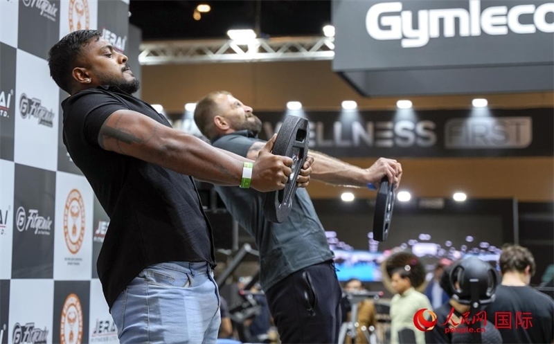 觀眾參加舉重物比賽。人民網(wǎng)中東中心分社塔里克·易卜拉欣攝