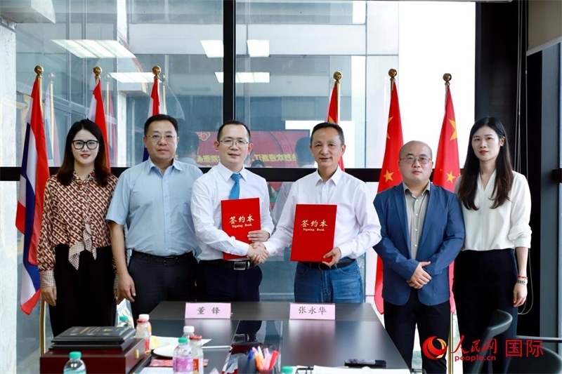 會(huì)談現(xiàn)場(chǎng)。左三為泰中僑商聯(lián)合會(huì)副主席董峰；右三為浙江大學(xué)光華法學(xué)院黨委書記張永華。人民網(wǎng)記者 簡(jiǎn)承淵攝