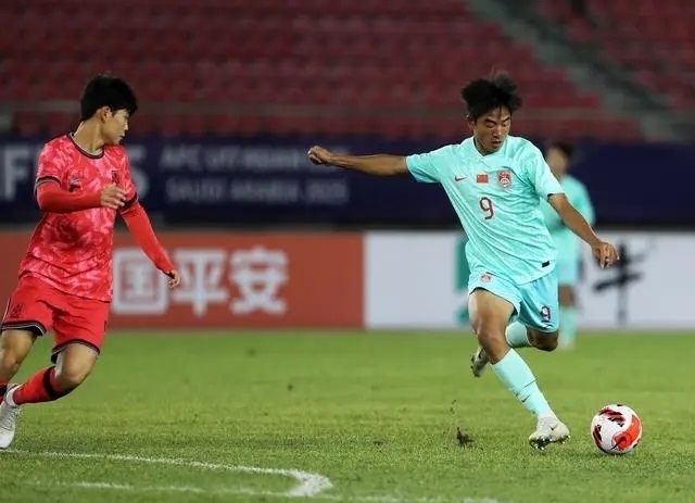 國少隊球員魏祥鑫（右）比賽中傳球。新華社記者 李鋼攝