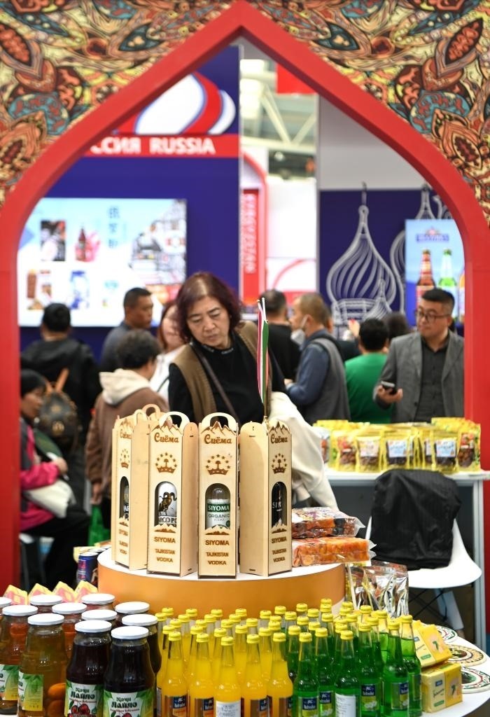 10月25日，觀眾在楊凌農(nóng)高會上合組織國家農(nóng)業(yè)展區(qū)了解農(nóng)產(chǎn)品。新華社記者 鄒競一 攝