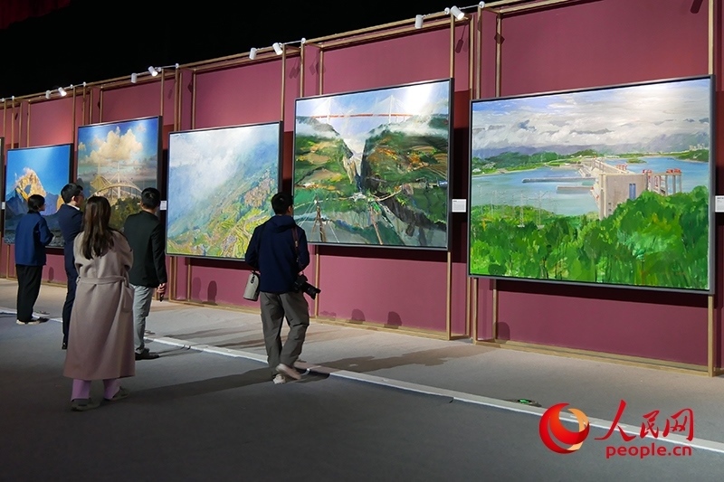 觀眾正在欣賞畫作。人民網記者 韋衍行攝