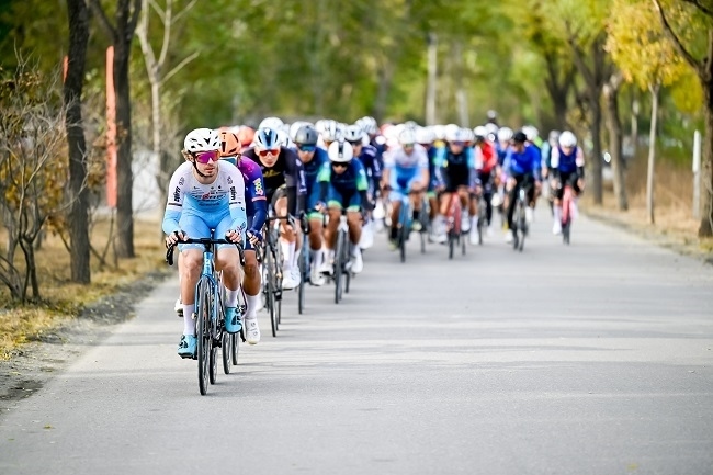 選手在比賽中展開(kāi)激烈角逐。主辦方供圖