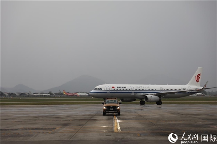 國(guó)航上海——河內(nèi)首班飛機(jī)抵達(dá)河內(nèi)內(nèi)排機(jī)場(chǎng)。人民網(wǎng)記者 楊曄攝