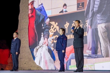 張曉波（右一）在“何以中國·五星出東方”網(wǎng)絡(luò)主題宣傳活動現(xiàn)場演講。人民視頻供圖