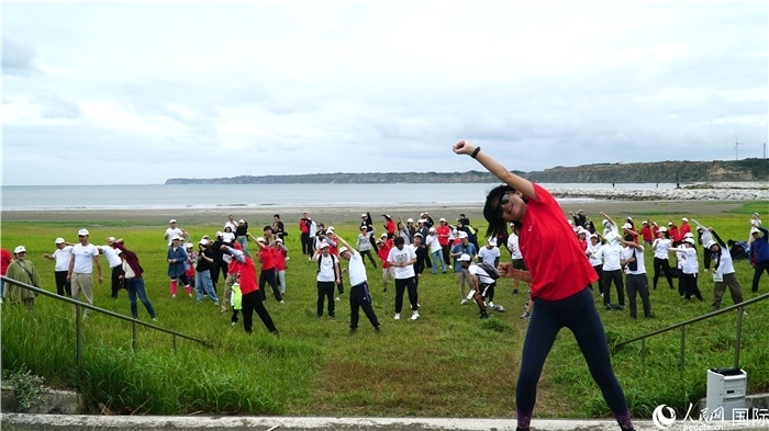 開跑前的熱身運動。人民網(wǎng) 蔣曉辰攝