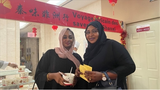 陜西涼皮+清真肉夾饃受到乍得友人歡迎。主辦方供圖