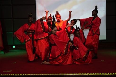 孔子學(xué)院的學(xué)生表演中國舞《昭君出塞》。主辦方供圖