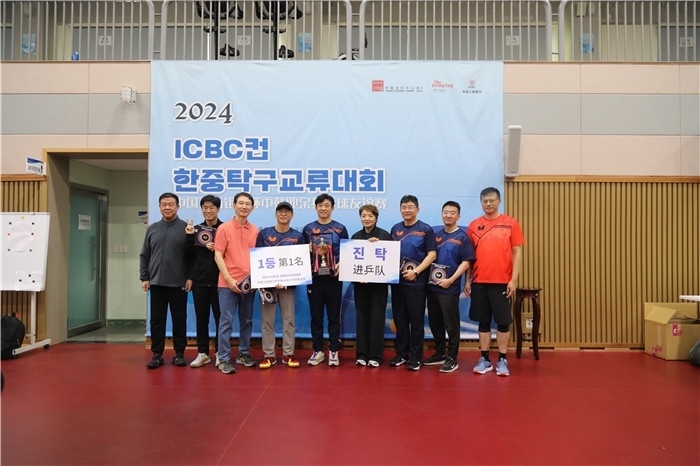 獲得第一名的隊(duì)伍與頒獎(jiǎng)嘉賓一起合影留念。首爾中國文化中心供圖