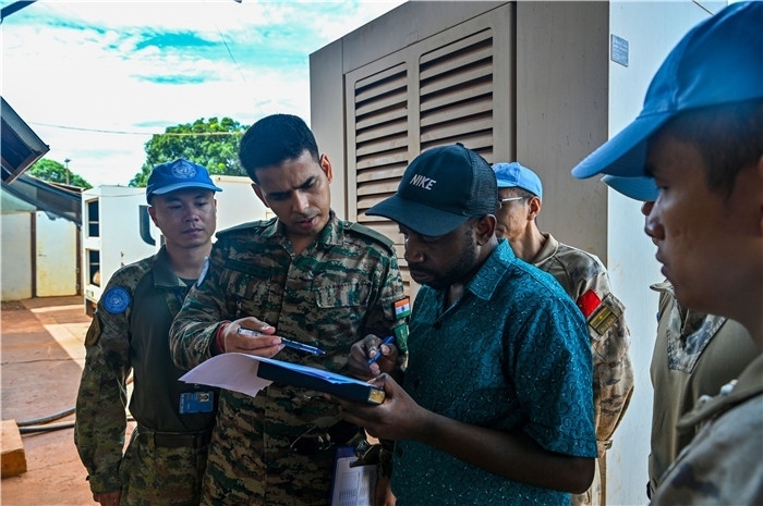 核查發(fā)電設(shè)備。鄧原淘攝